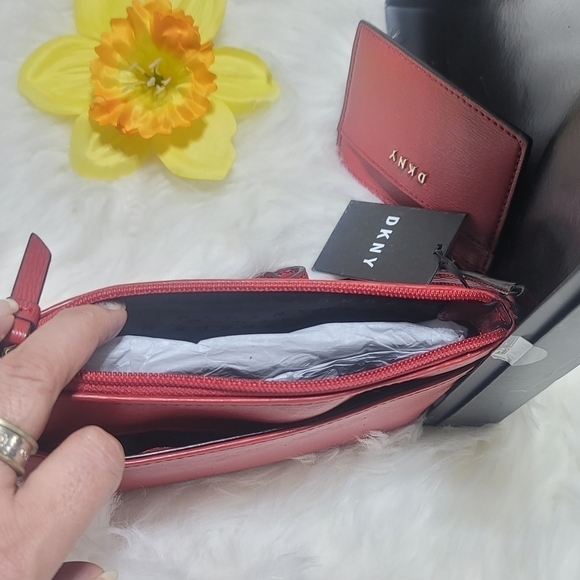 DKNY TOP ZIP AND CROSSBODY RED NEW. - Picture 5 of 8